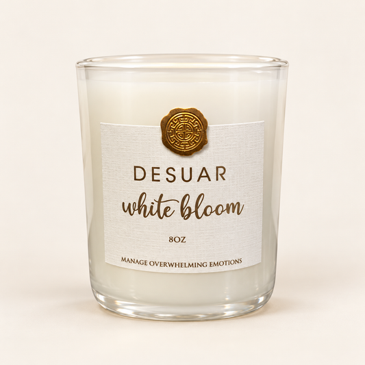 DESUAR White Bloom scented candle in a glass vessel on a clean ivory background